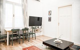 Stylish&Spacious ! Central location Kazincy Netflix